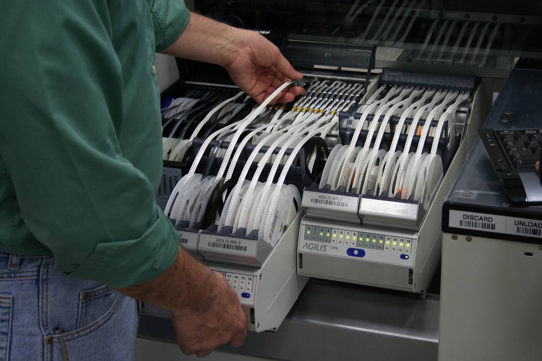 Loading SMT component feeders